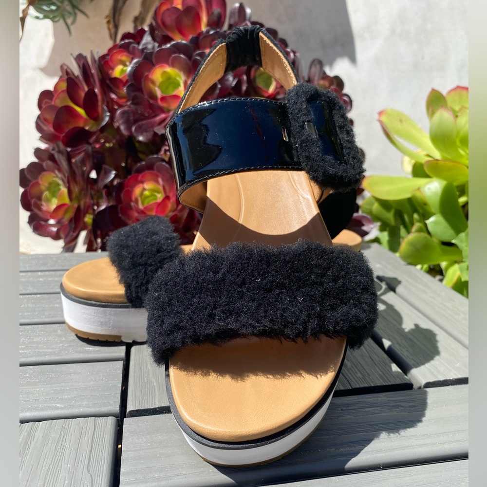Ugg Le Fluff Sandal